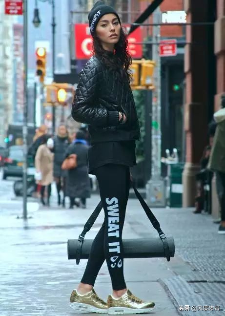 *窥偷**女神AdrianneHo的ins照片,我仿佛打开了新世界的大门……