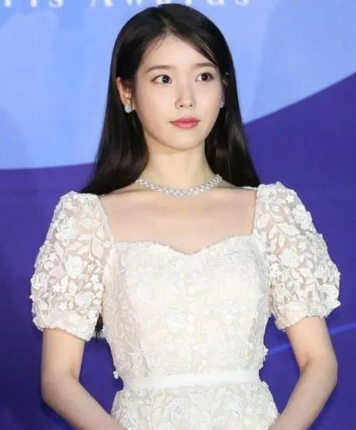 IU未P图遭狂嘲，Lisa素颜被骂“东南亚丑女”：离开滤镜脸崩了？