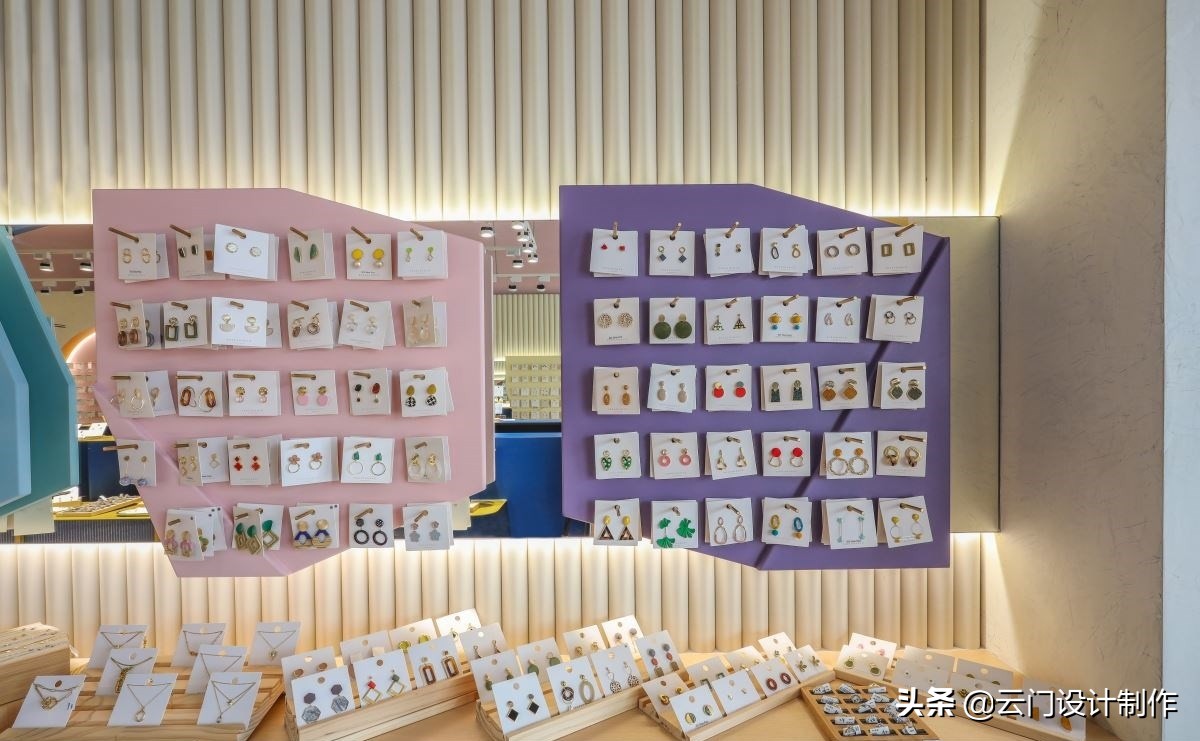 饰品游乐园！回转寿司陈列台与粉嫩饰品墙混搭，满足少女们购物欲