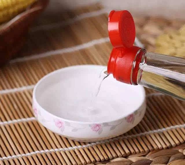 厕所的玻璃胶发霉变黑怎么清理,厨房水槽玻璃胶发霉变黑怎么办