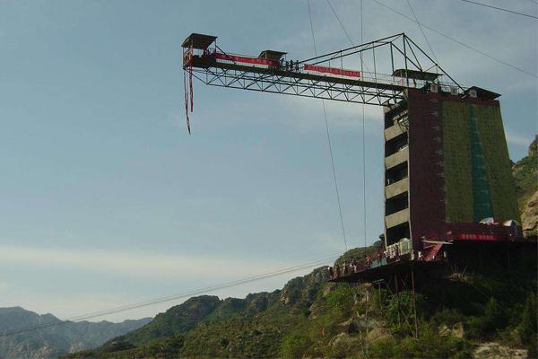 另类蹦极玩的就是心跳,哪里的蹦极最刺激