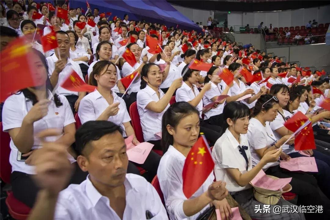 武汉军运会火种点燃,武汉迎军运五星红旗