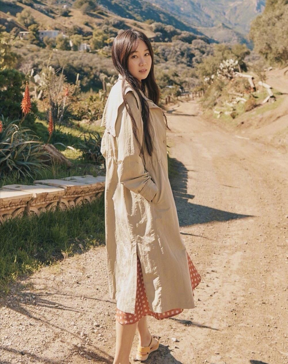 40岁女人怎样避免老气？韩国女星孔晓振碎花裙穿搭，少女感十足