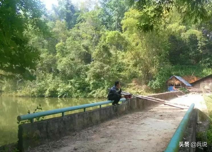 越南老兵重回当年战斗过的洞穴 (越南老兵回忆丛林战争)