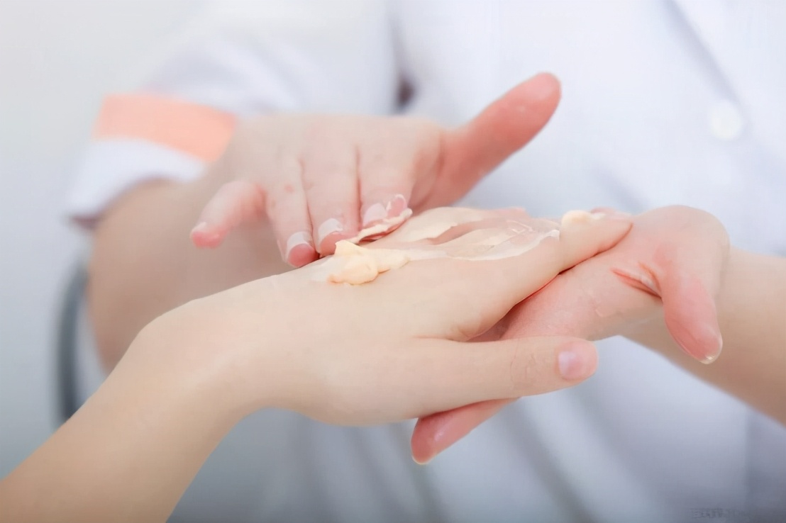 明星手扎倒刺去医院,女明星手上长了倒刺拔了后住院