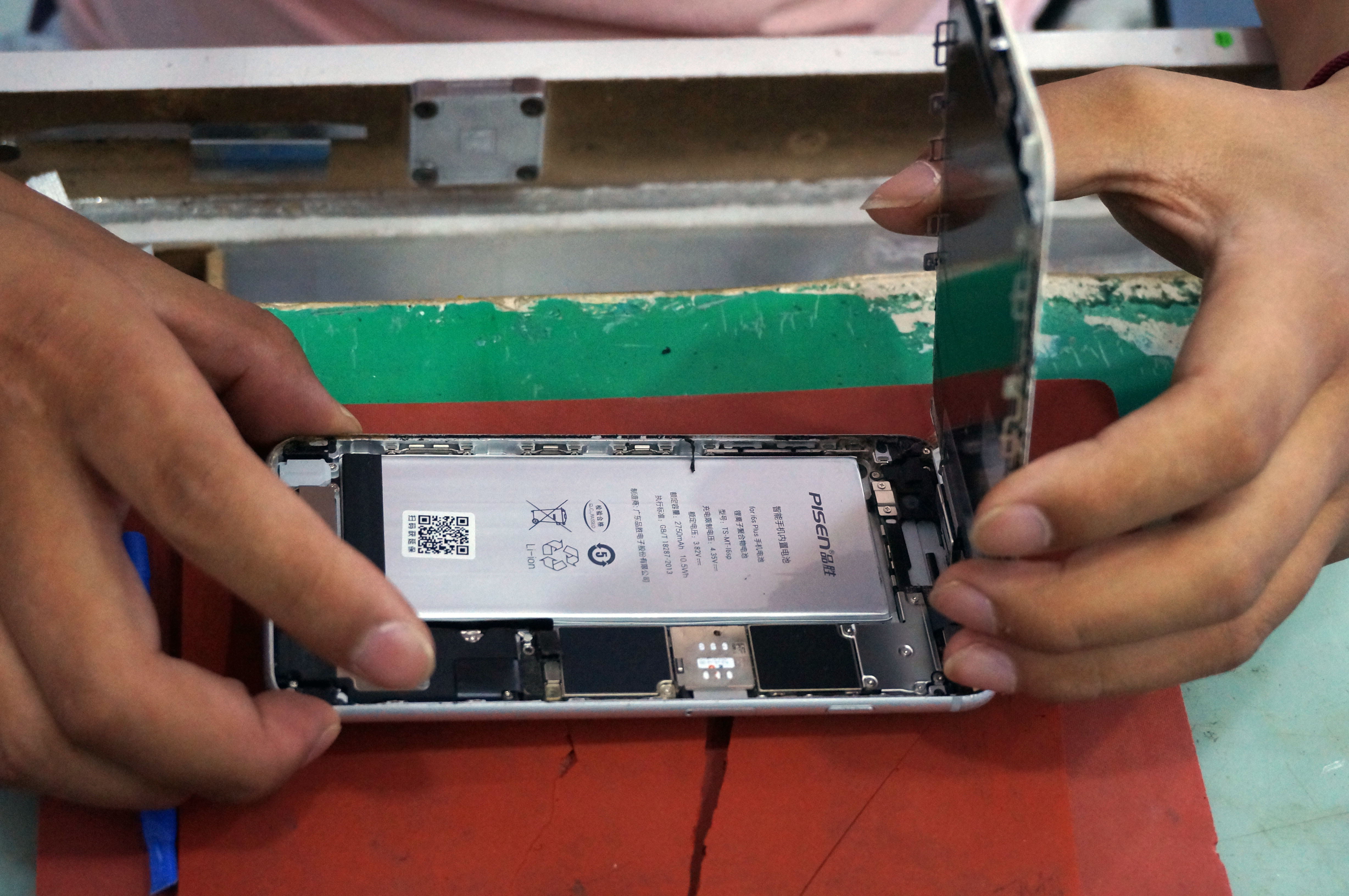 苹果6sp电池换什么品牌电池,苹果6sp高容量电池和原装电池对比