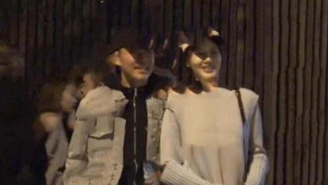 侯勇小20岁娇妻疑怀孕,结三次婚至今无子,妻子每个都年轻貌美