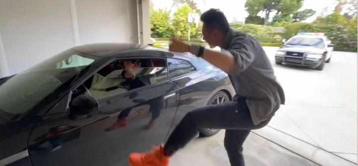 中国小伙在美国开警车,中国小伙国外开中国警车