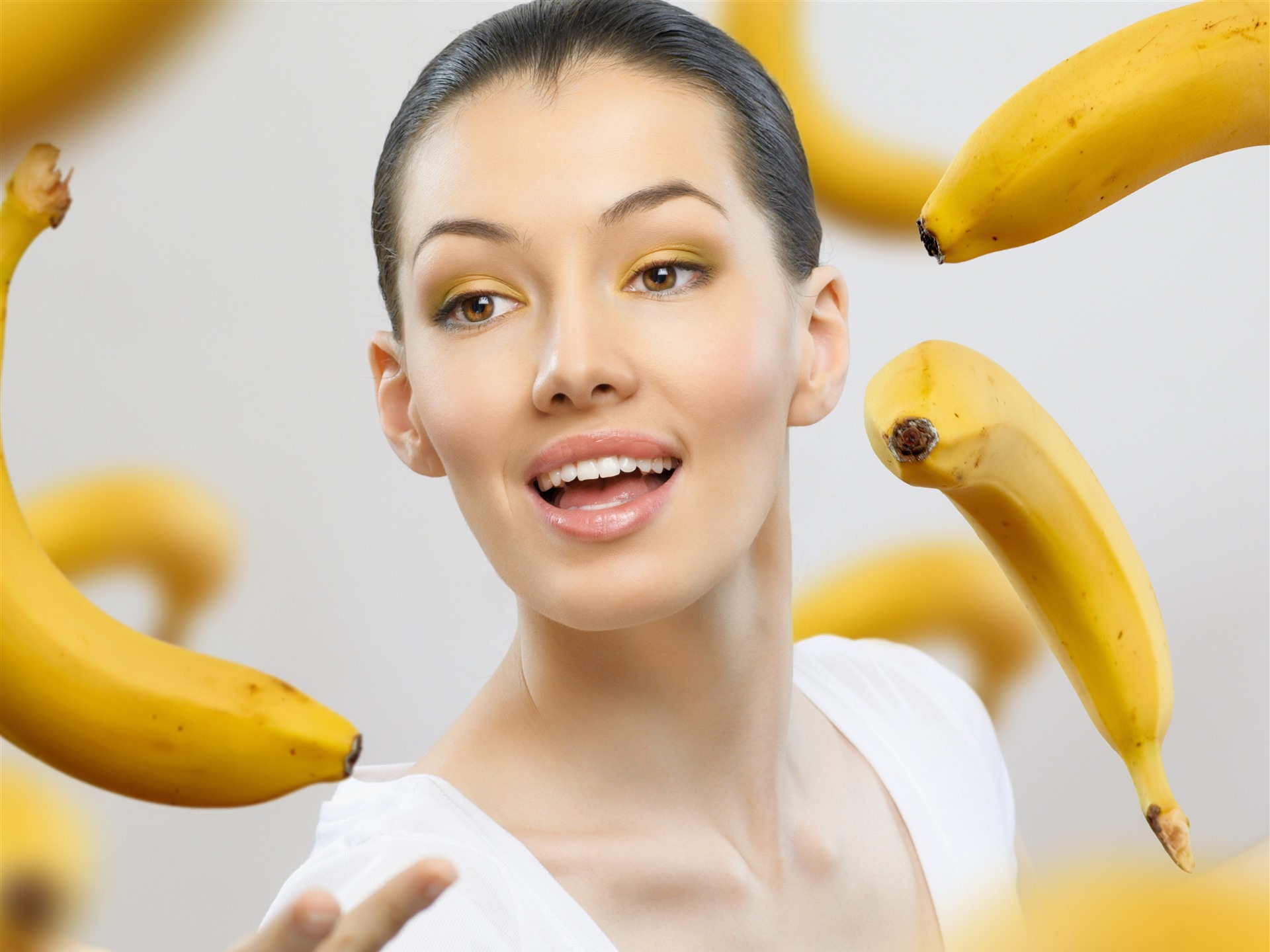 美国日餐厅女店员用香蕉在店内拍性感视频，引来卫生官员突击巡检