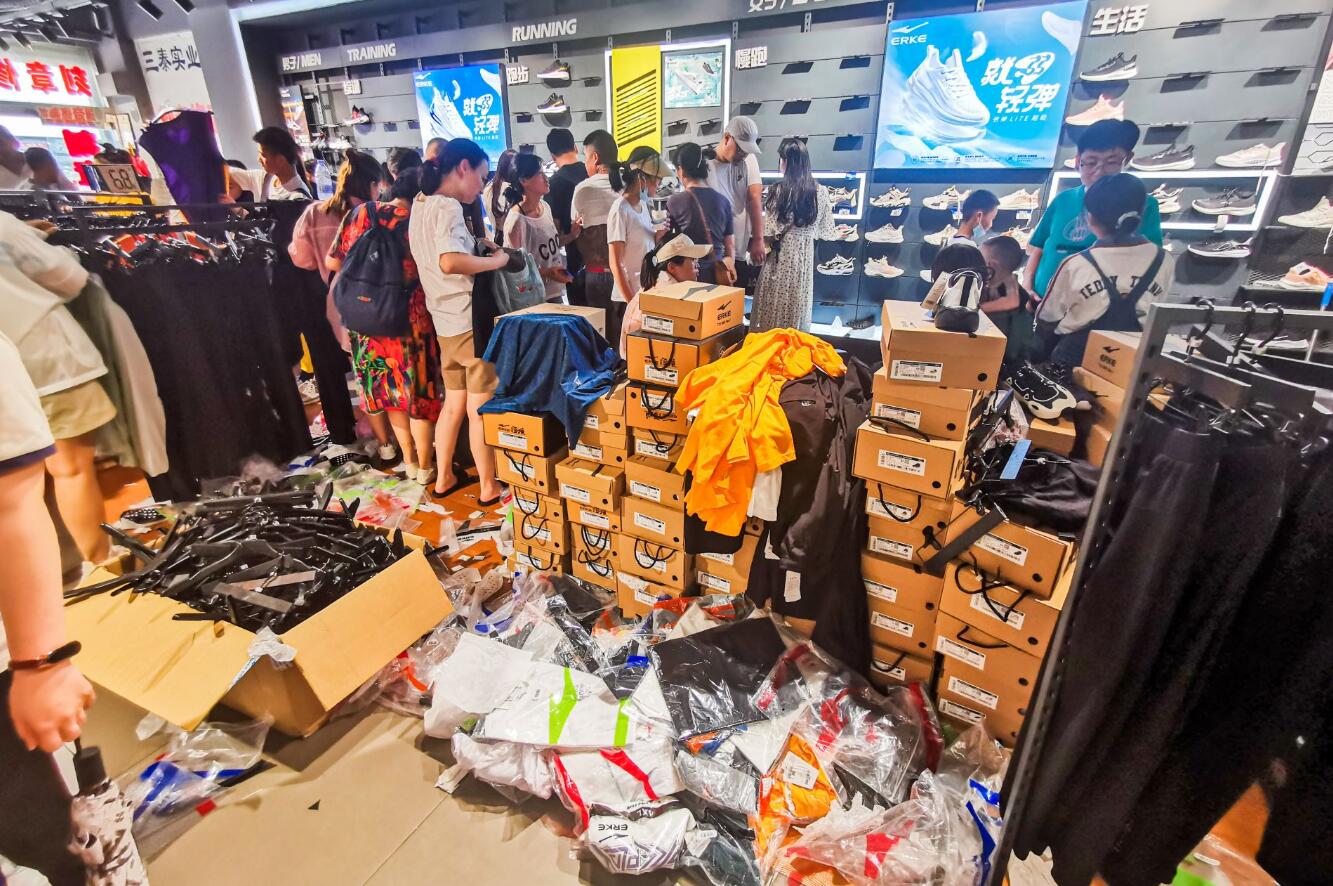 青岛鸿星尔克专卖,鸿星尔克青岛店