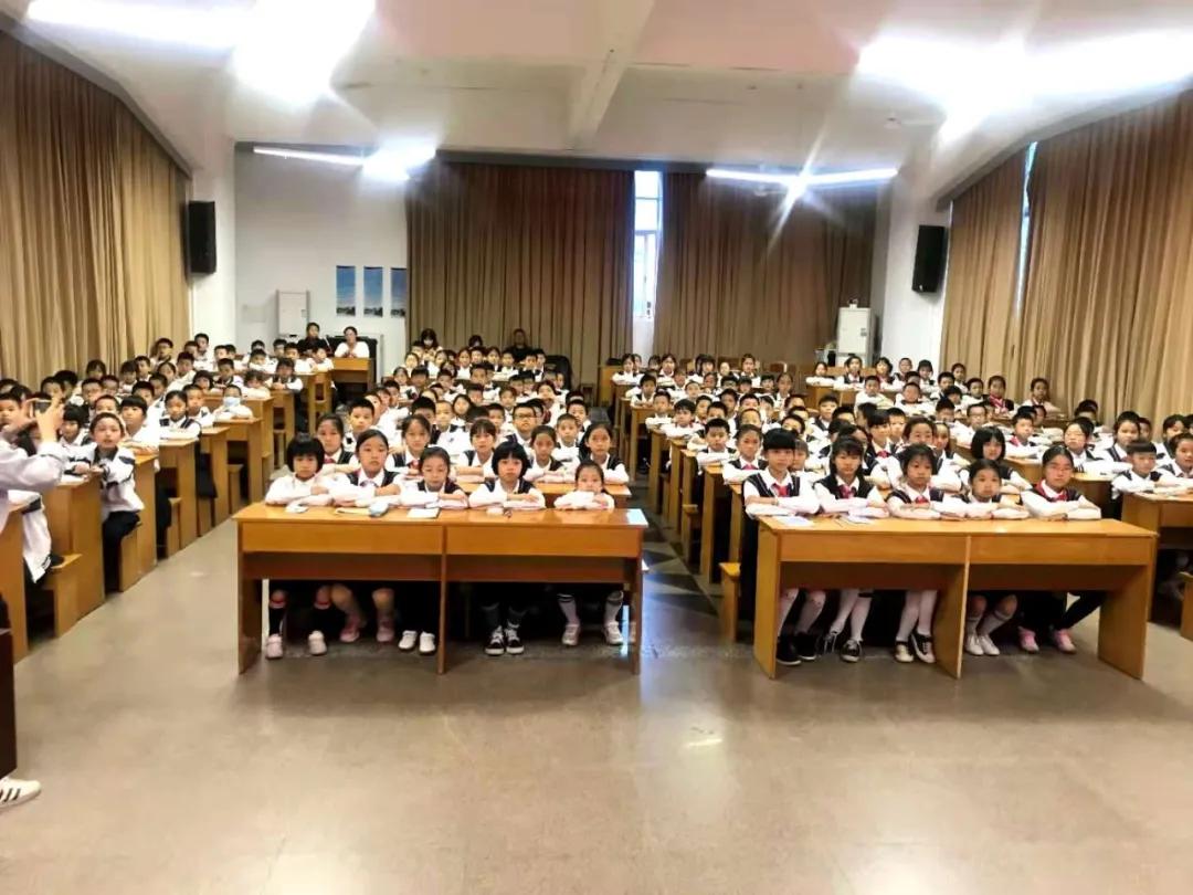 警花带你学交规哪4个时间要记住,警花带你学交规上学请走斑马线