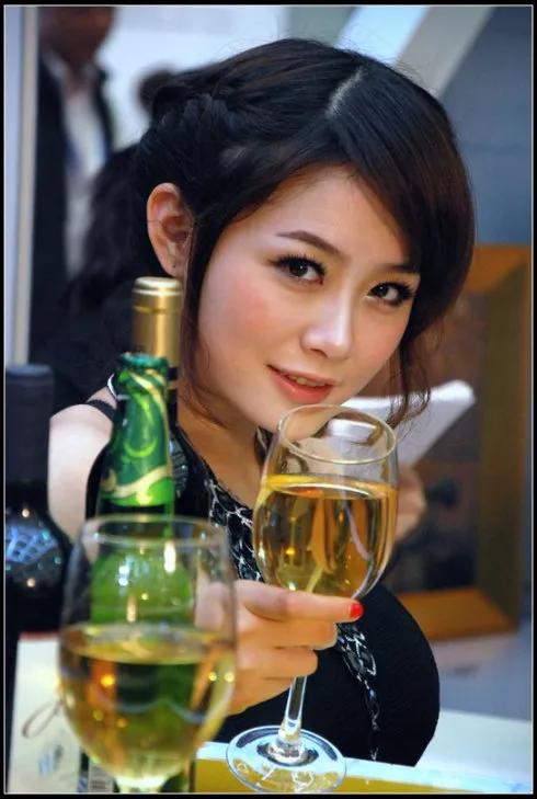 小酌怡情大饮伤身翻译,小酌怡情大酌伤身有酒就去喝