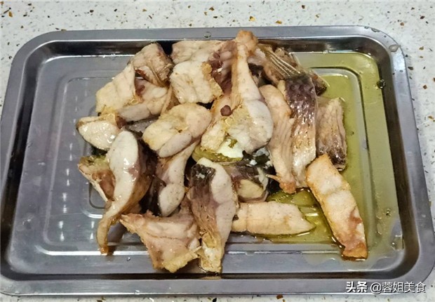 红烧草鱼怎么做好吃又简单家常的,草鱼这样做鲜香入味全家人都爱吃