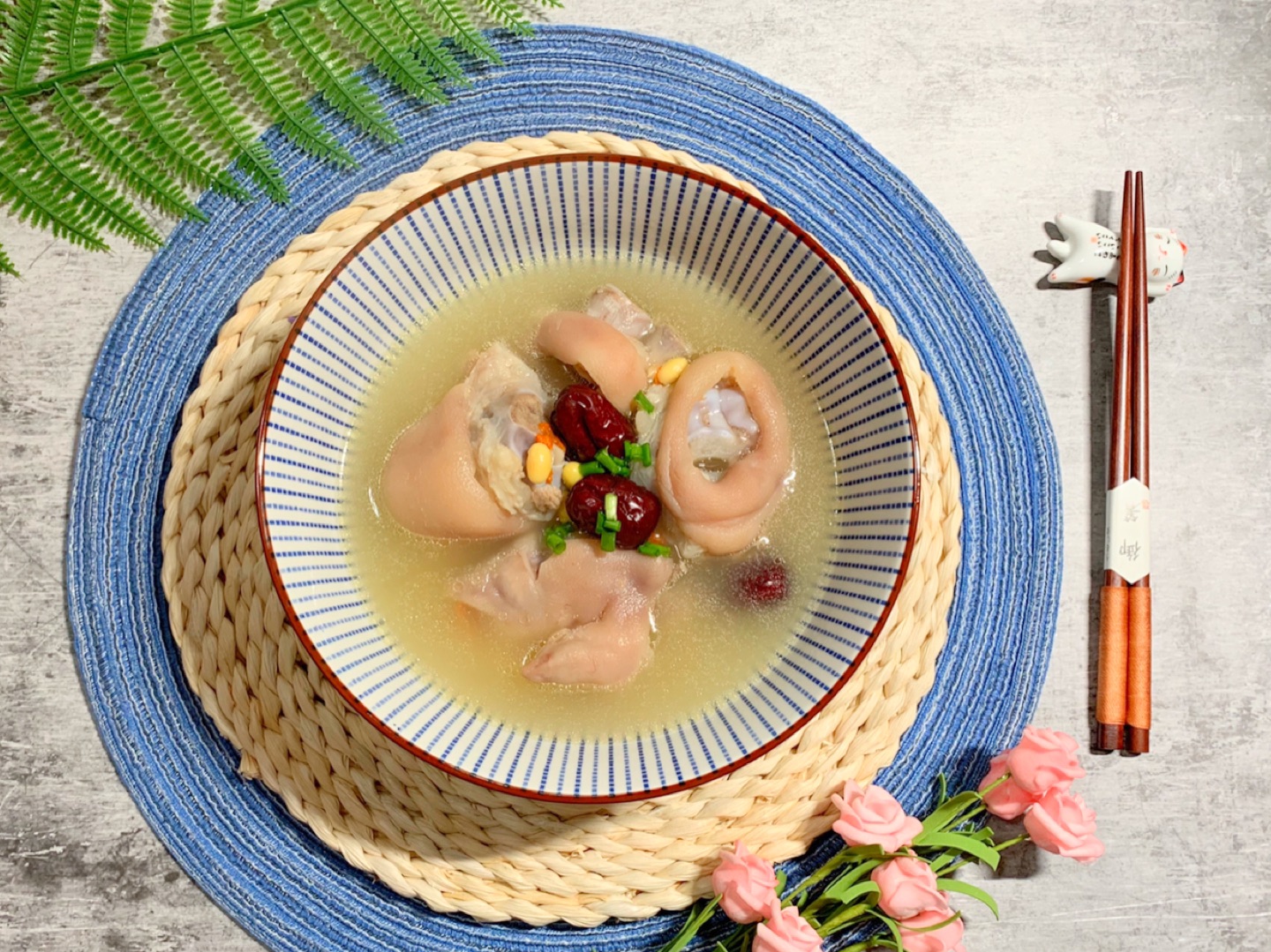 黄豆炖猪蹄汤是甜的,黄豆炖猪蹄奶白色