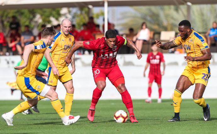上港队周日晚回到上海，最后一场热身赛惜败于英冠维甘竞技