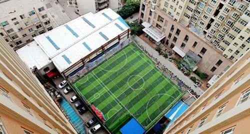 在顶楼天台打球,天台上踢球