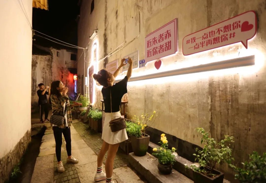 夜新叶，新叶夜，夜夜夜夜夜！唱吧醉仙居，探秘奶茶吧，茶憩戏曲馆，漫步烟花巷……每周六晚