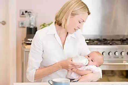 奶粉里面有颗粒还能溶解吗,奶粉冲泡结块有小颗粒是怎么回事