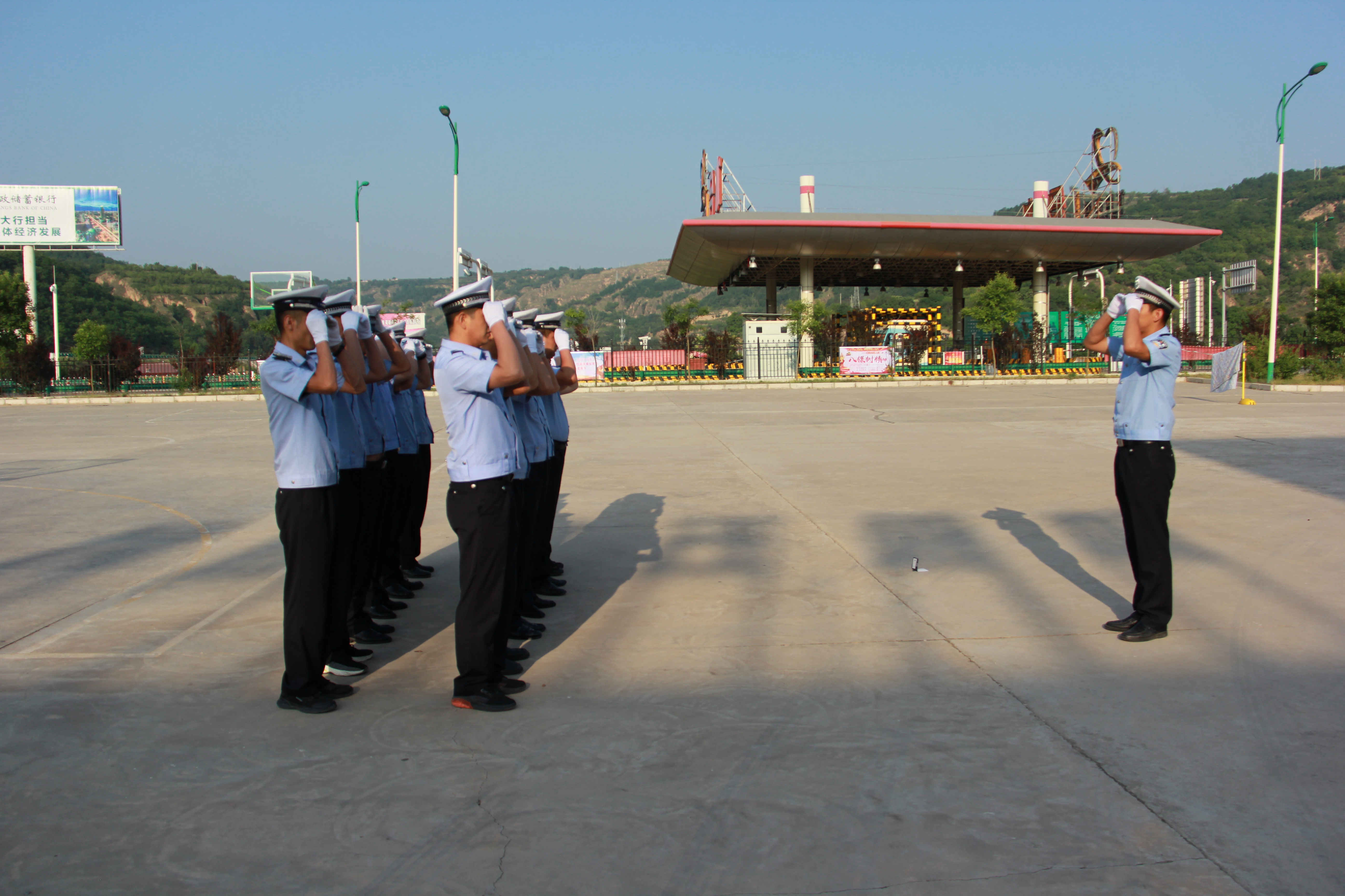 交警组织开展队列暨指挥手势训练,开展交通指挥手势训练的简报