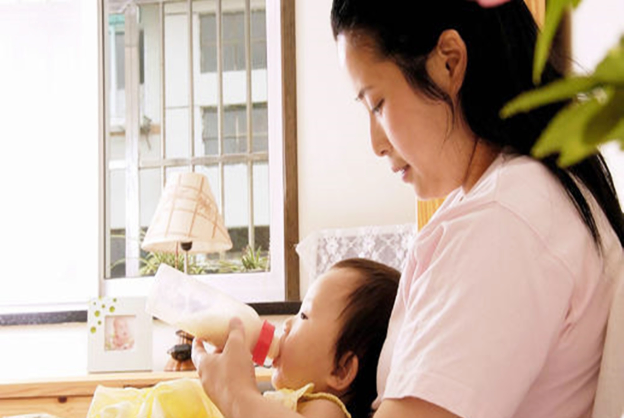 宝宝晚上爱蹬被子怎么回事,六个月宝宝频繁烦躁蹬腿