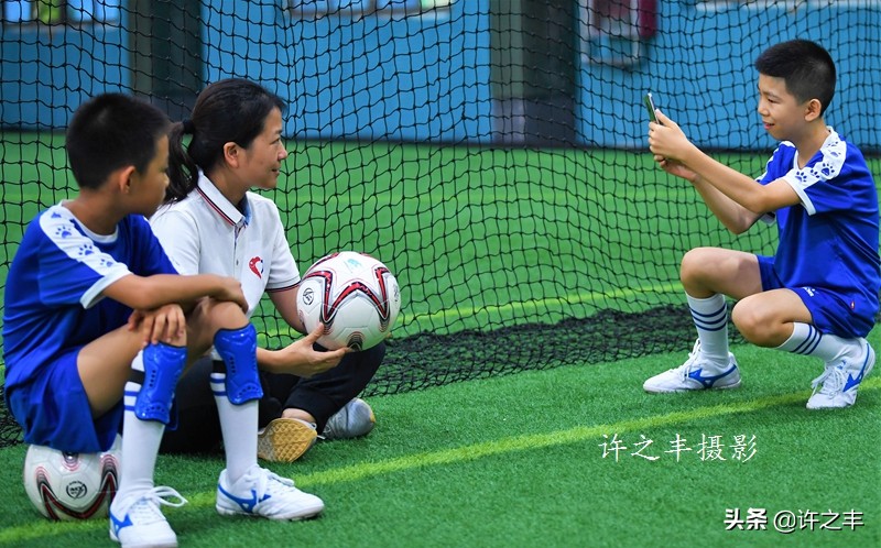 《首都抗疫医护人员亲子“同心公益”足球赛》