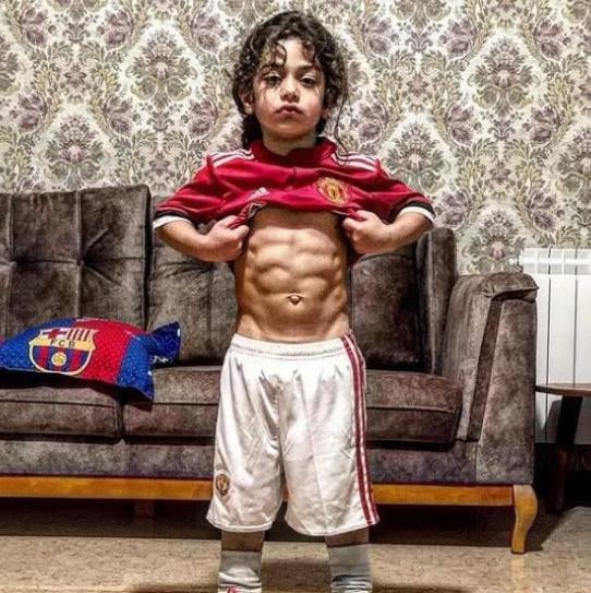 梅西年轻颠球视频,梅西小球迷冲进球场