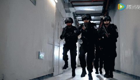 中国特警解救大巴车人质演练,中国特警仅用8秒解救客车人质