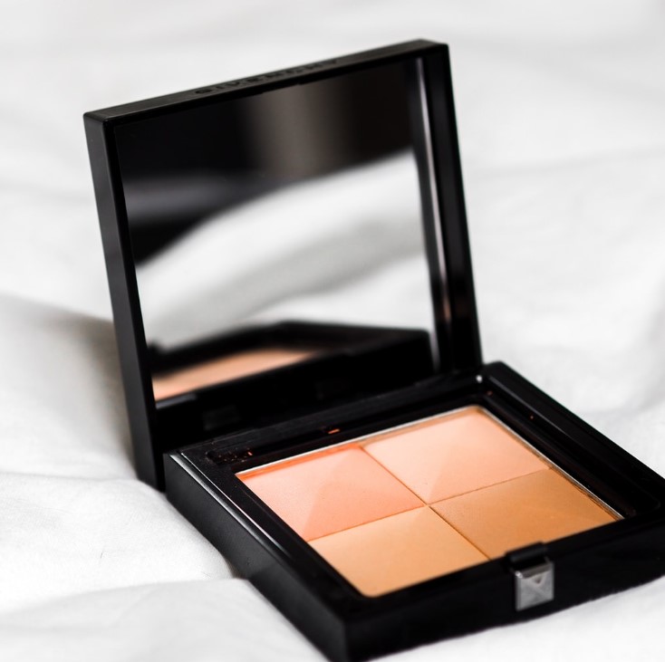 化妆遮瑕的正确步骤顺序,化妆的步骤是什么顺序