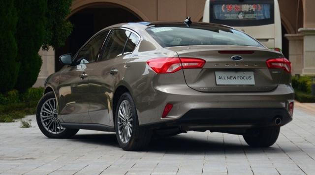 新款福克斯三厢值得买吗,三厢福克斯好看吗