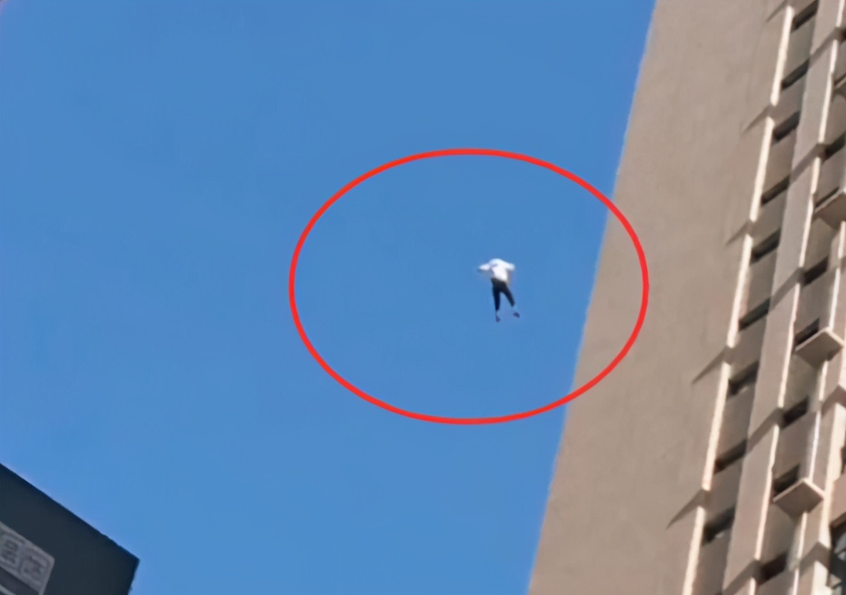 19岁少年因感情跳楼坠亡,全程被拍下,生命和女朋友孰轻孰重?