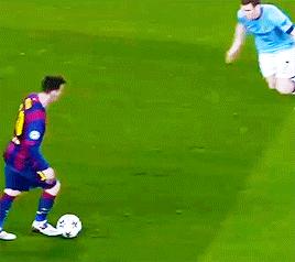 牛尾巴挑球过人教学,球球过人技巧