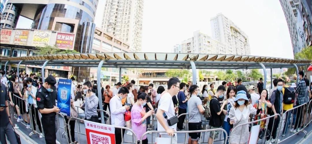 成千上万人来排队,成千上万的人排队30分钟