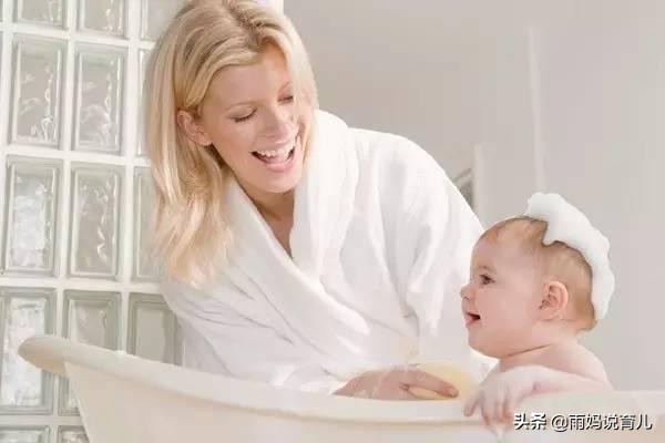 天天洗澡好吗还是间隔几天洗好些,给宝宝多久喂一次水