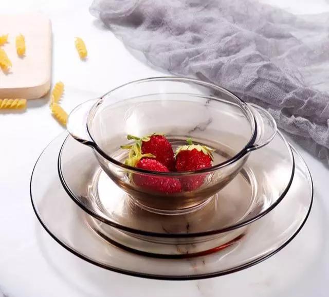 中国人不爱玻璃餐具？百年品牌打破传统，网友：一边说不好看还买