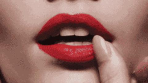 戚薇推荐的红色口红,最近戚薇晒出一款小金条口红