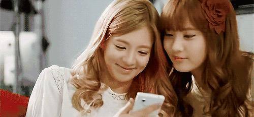 塑料姐妹花的感情生活,塑料姐妹花争抢法拉利男友