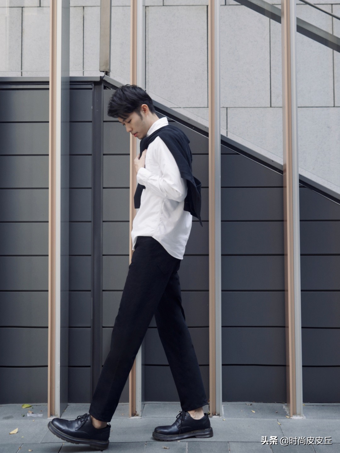 宝藏男孩们都会的穿搭技巧，就是驾驭一条百搭又经典的小黑裤