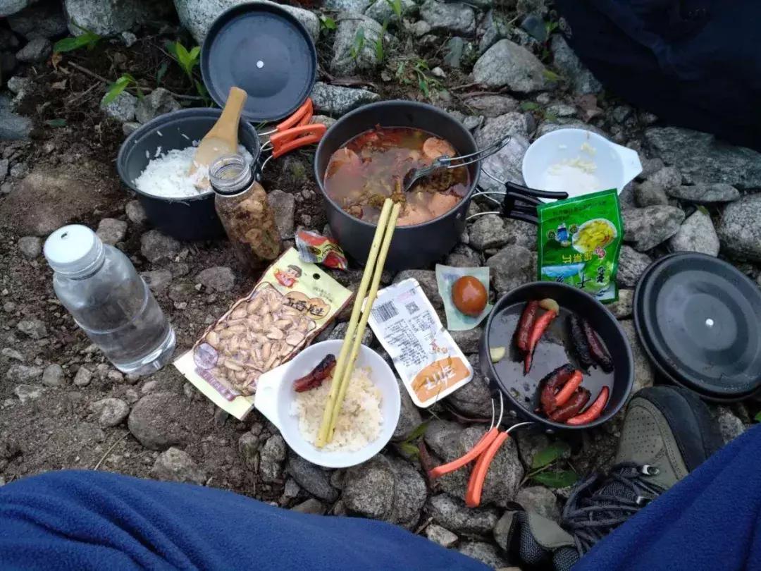 「真实故事」杂货铺老板创业进山卖衣服，却落得在寺庙乞讨