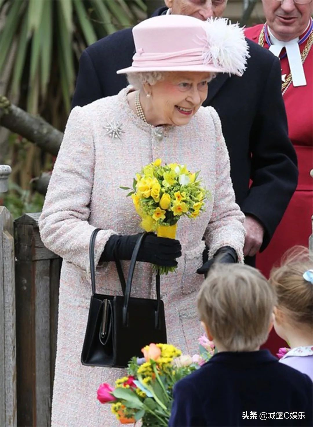 92岁英女王凯特,英女王接受小朋友献花