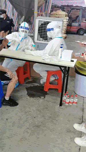 穿恨天高坐地铁的社死现场，两位男士都不忍看这次“崴脚表演”