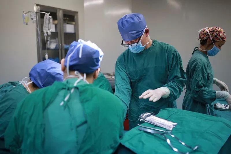 剖腹产和顺产出了产房怎么护理,顺产结束了为何还要侧切