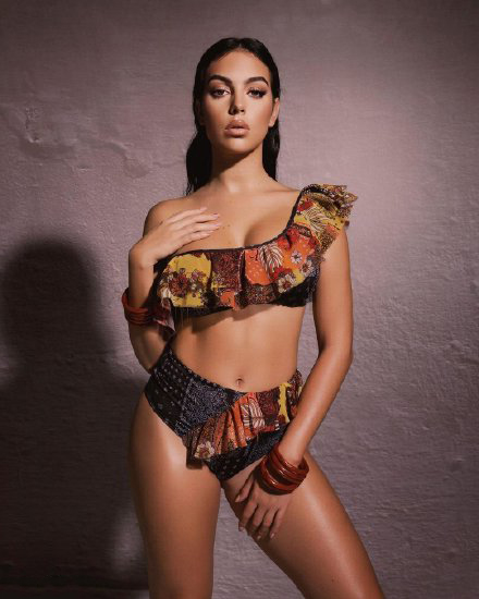 c罗女友秀身材,c罗前女友穿绿色泳衣