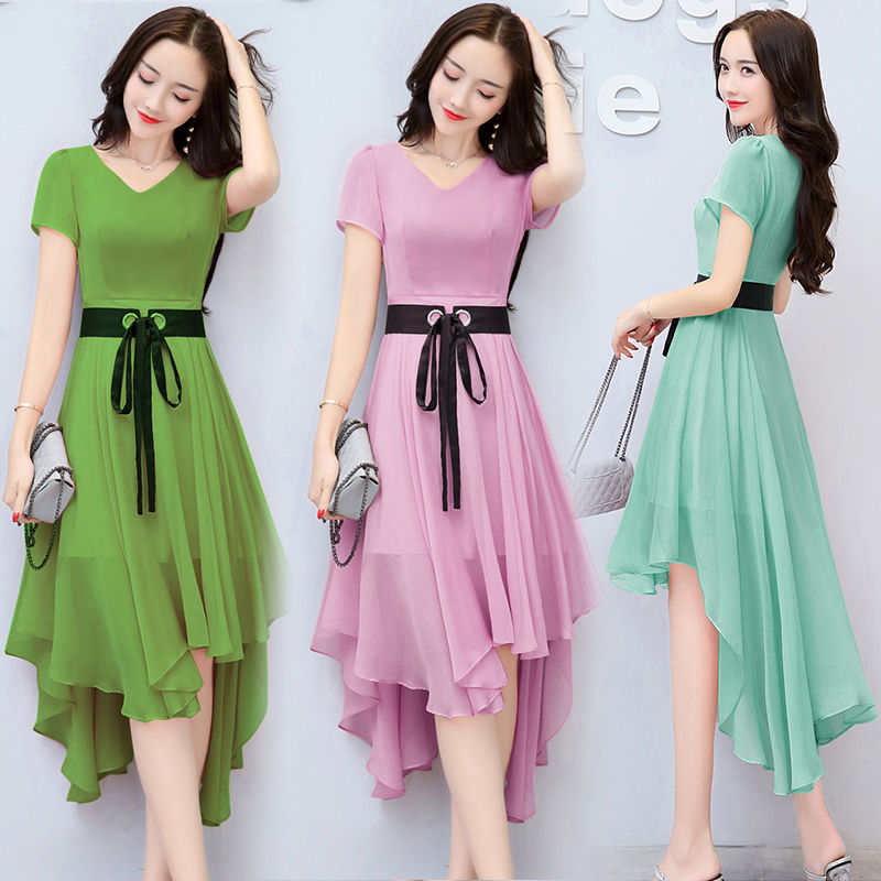 若人手持花枝，颤颤然，他人莫可学也。雪纺连衣裙，超仙的哦