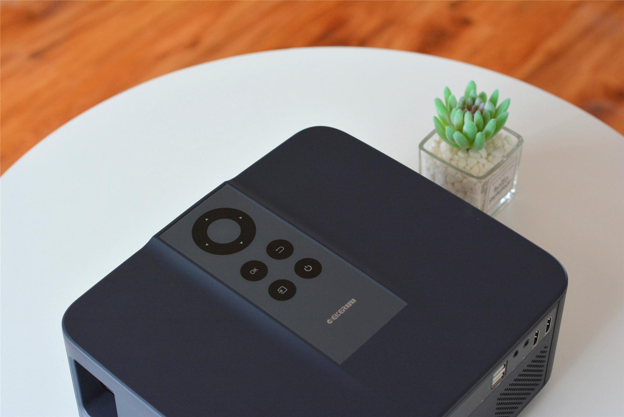 国产推出“新款LED投影”：900ANSI够不够用？白天开窗实测