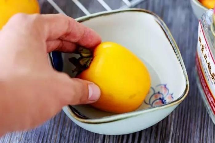 柿子和白酒一起泡有什么作用,把柿子蘸白酒