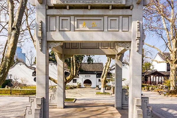 曾作为禁地，与外界隔绝二百六十多年的“玄武湖”，今日锣鼓喧天