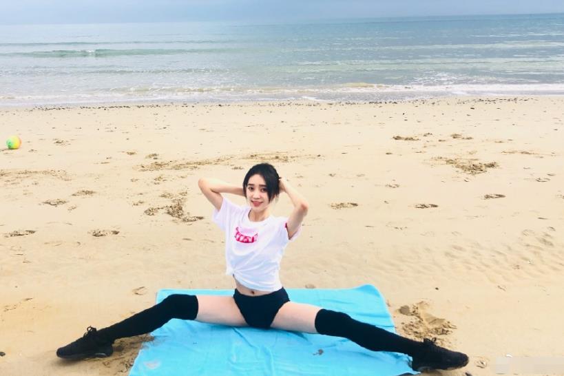 体操女神21岁,体操空中一字马照片