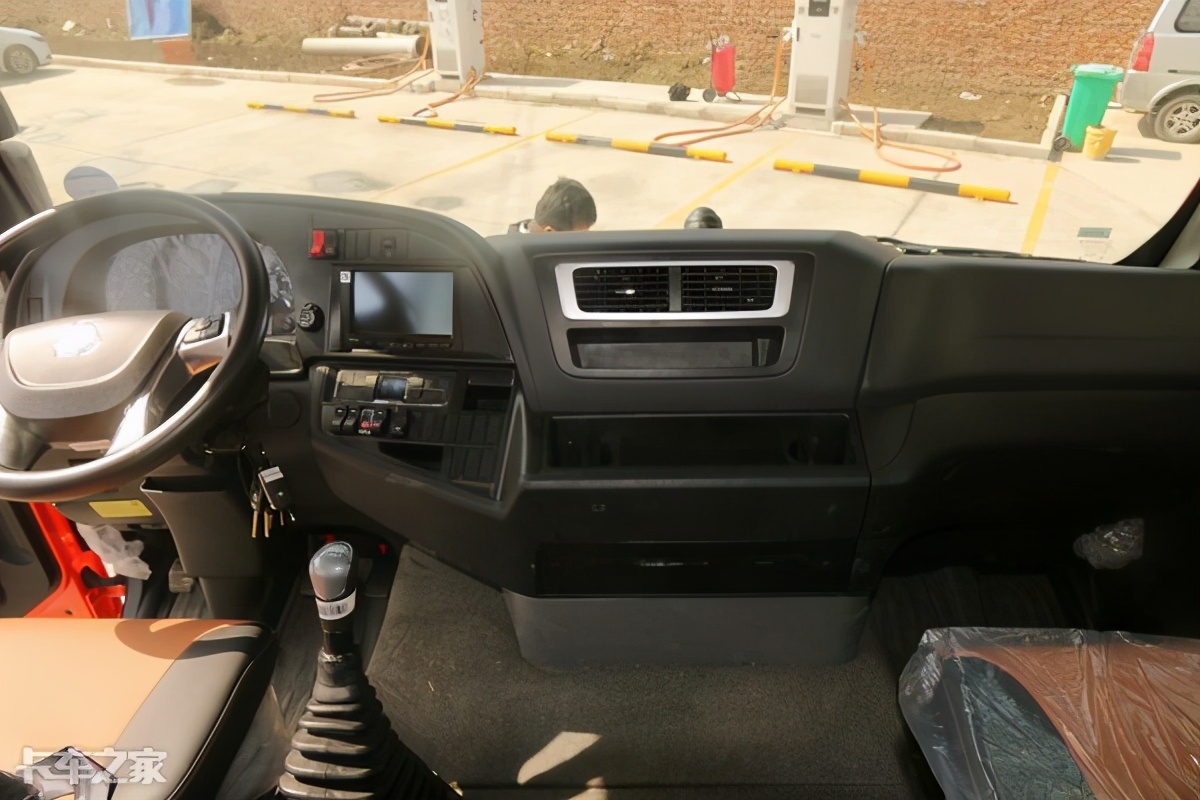 汕德卡600升双腔油箱,600升双腔油箱