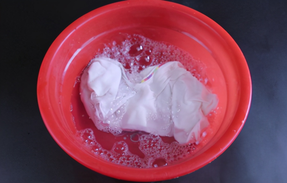 可乐弄到白衣服上怎么办,白衣服有可乐怎么洗