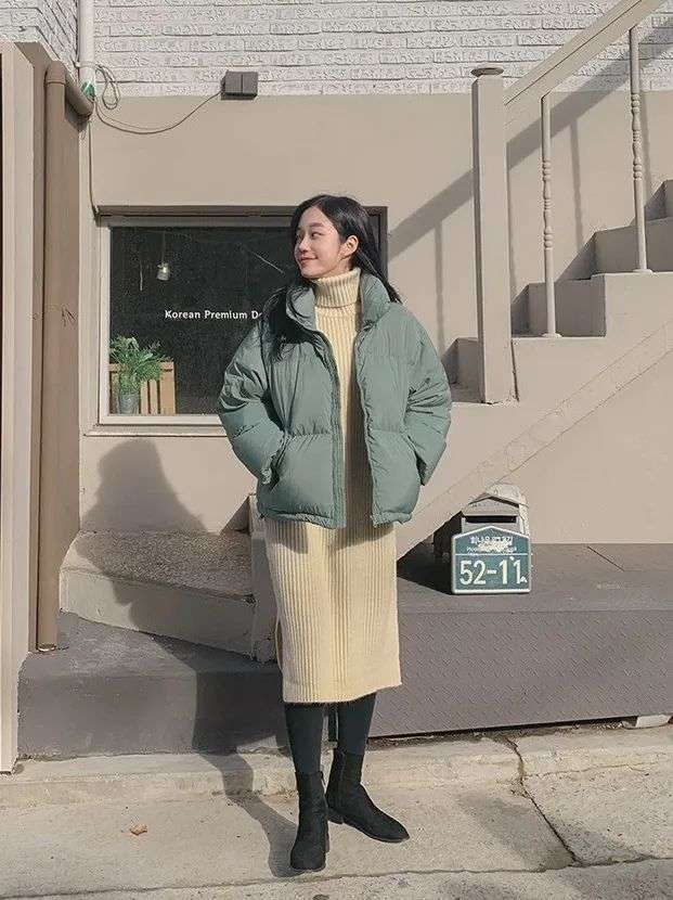 牛仔阔腿裤穿搭冬季羽绒服,阔腿裤冬季搭配短款羽绒服米白色